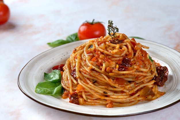 Pasta con salsa di pomodoro, pomodori secchi e olive ...