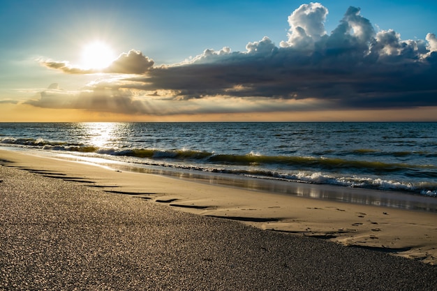 Tramonto Pittoresco Sul Mare Con Raggi Di Sole E Nuvole Scure Sopra Il Mare Del Nord Foto Premium