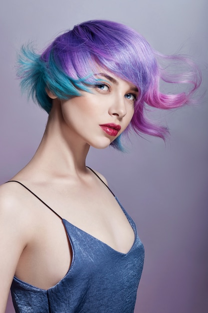 Ritratto di una donna con i capelli volanti colorati ...