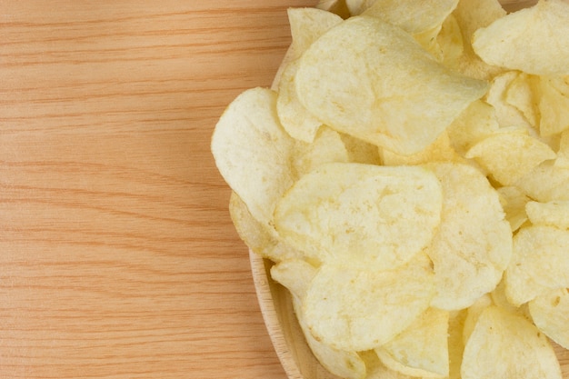 Patatine Fritte In Lastra Di Legno Sul Tavolo Di Legno Foto Premium