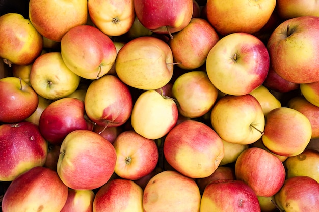 Sfondo Di Mele Rosse E Gialle Varieta Di Mele Fresche Coltivate Nel Negozio Foto Premium