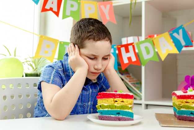 Il Bambino Triste Si Siede Da Solo Per Il Suo Compleanno Depressione Per Mancanza Di Amici Foto Premium