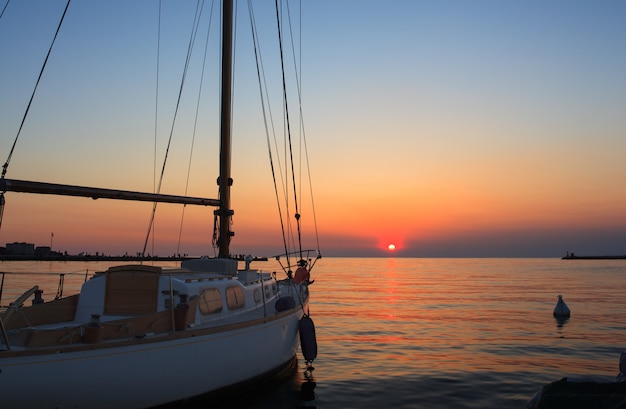 Barca A Vela Al Tramonto Foto Premium