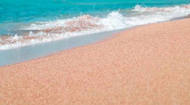 Vista Sul Mare Della Spiaggia Di Sabbia Rosa Di Elafonisi Su Creta In Grecia Foto Premium