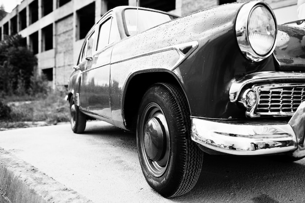 Lato Della Vecchia Auto Retro Vintage Foto In Bianco E Nero Foto Premium