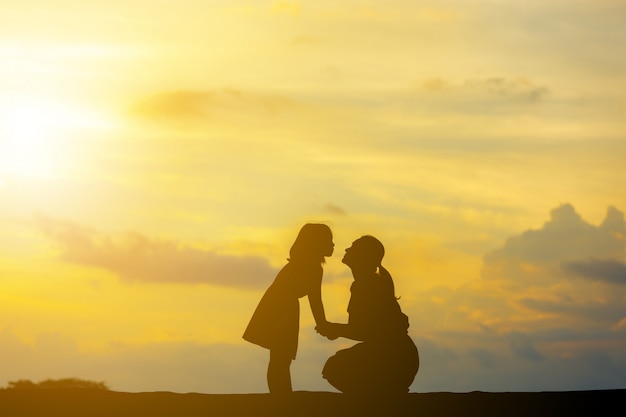 Sagome Di Madre E Figlia Che Giocano Alla Sera Al Tramonto Foto Premium