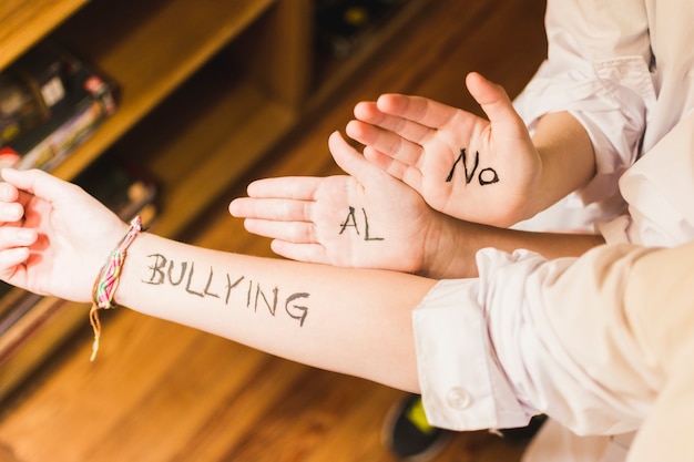 Slogan Contro Il Bullismo Scritto Sulle Mani Dei Bambini Foto Premium