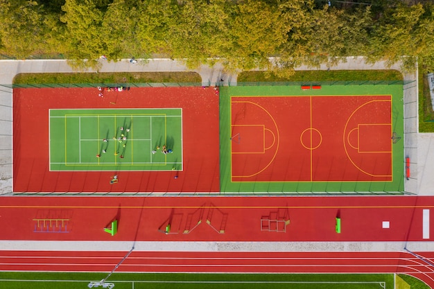 Vista dall’alto del campo sportivo. campo da tennis e da basket. vista