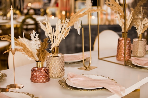 Foto Premium Regolazione Della Tabella In Un Matrimonio Di Lusso E Bellissimi Fiori Sul Tavolo Decorazioni Per Matrimoni Fiori Decorazioni Rosa E Oro Candele Decorazioni Da Tavola Festive