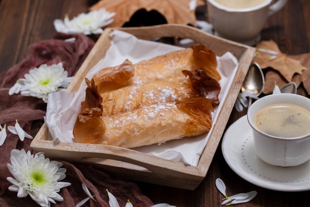 Dolci tipici portoghesi pasteis de tentugal con caffè ...