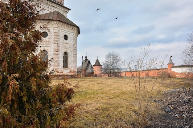 Pareti e stagno nel monastero di mikhailo arkhangelsk, cortile del ...