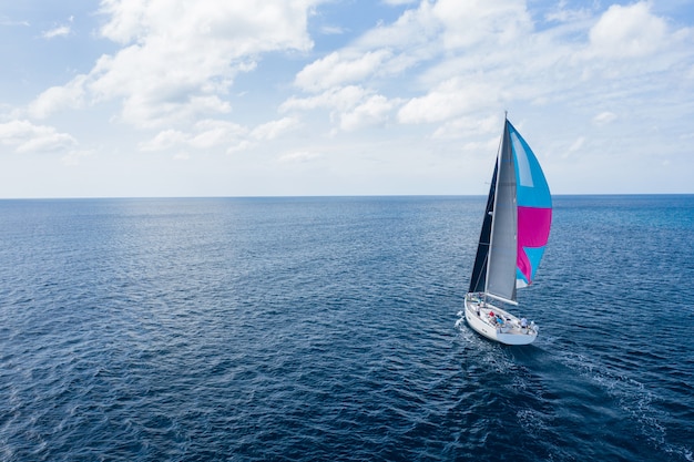 Yacht Bianco Della Nave Di Navigazione In Mare Vista Aerea Del Fuco Della Barca A Vela Foto Premium