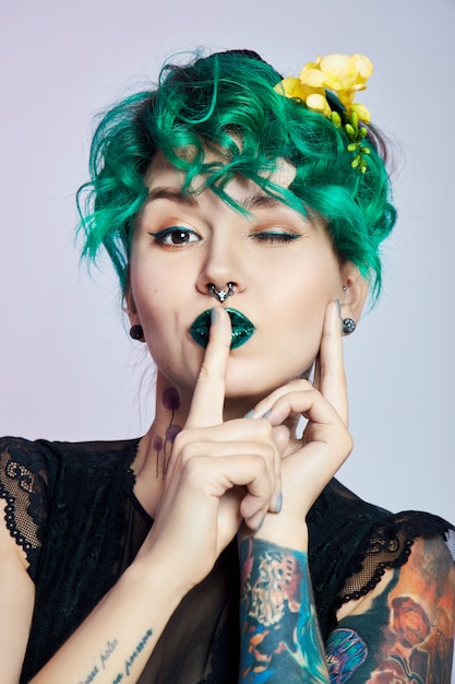 Donna con capelli e trucco da colorare verde creativo ...