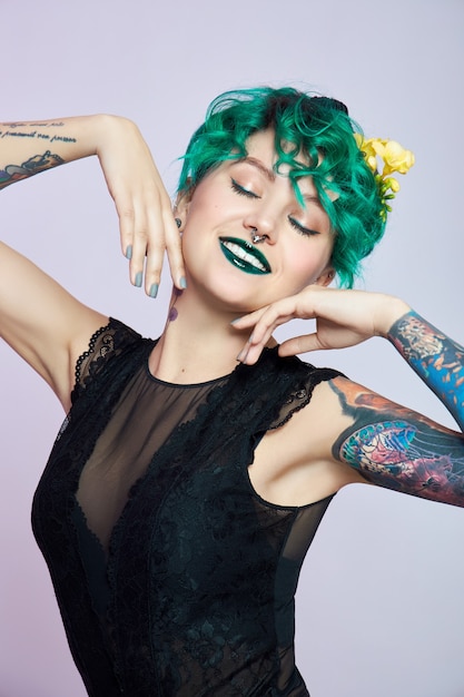 Donna con trucco e capelli da colorare verde creativo ...