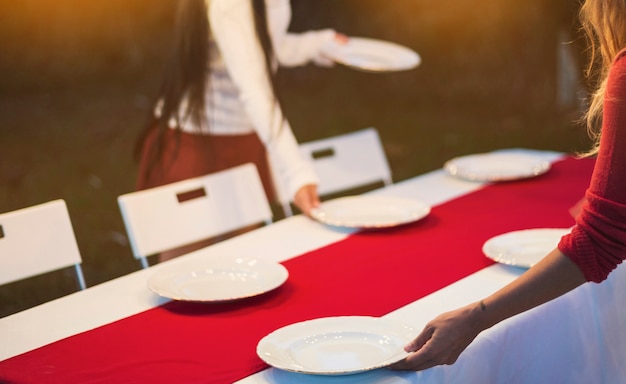 Donne Che Apparecchiano La Tavola Per Cena Foto Premium