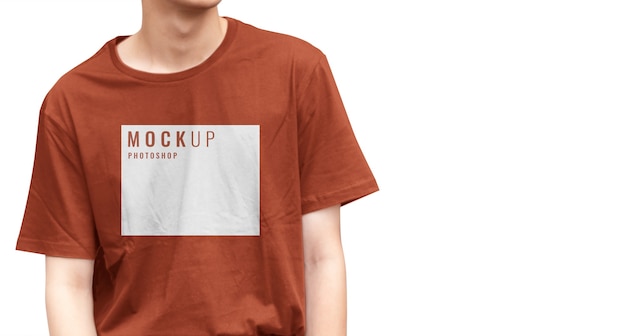 Download Mockup di t-shirt marrone con modello realistico | PSD Premium