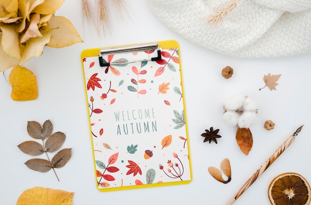 Appunti di vista superiore mock-up con benvenuto autunno Psd Gratuite