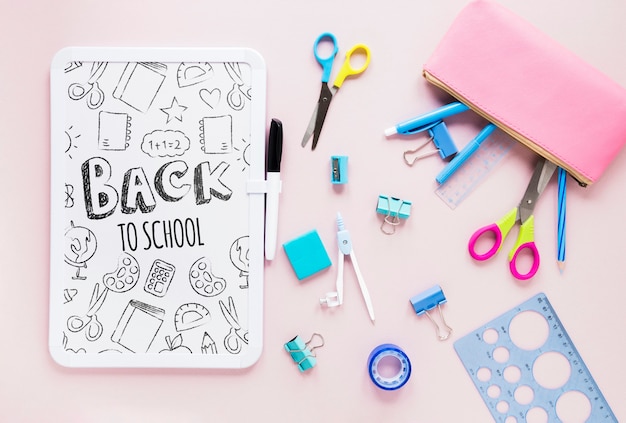 Benodigdheden voor school op roze achtergrond Gratis Psd