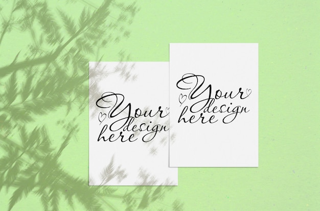 Blanco wit verticaal vel papier met schaduw overlay. moderne en stijlvolle wenskaart of bruiloft uitnodiging mock up Premium Psd