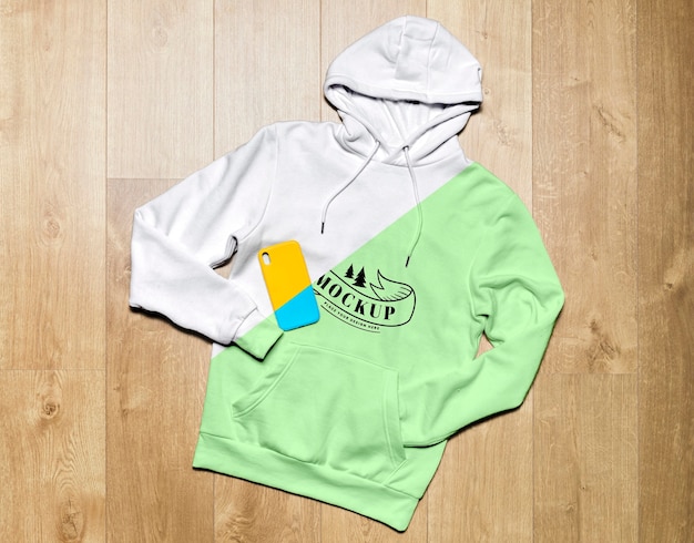 Download Bovenaanzicht groene hoodie mock-up met telefoonhoesje ...