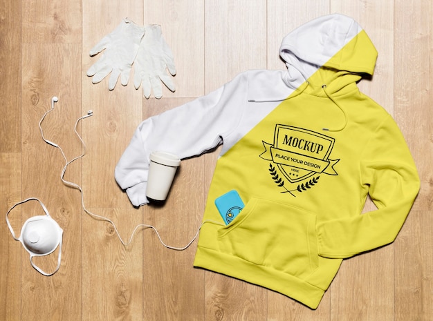 Download Bovenaanzicht hoodie mock-up met koffiekopje, beschermende handschoenen en masker | Gratis PSD ...