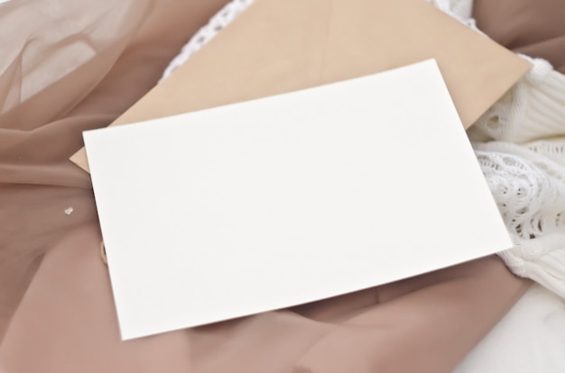 Briefpapier mockup in vintage stijl. sjabloon kaart op ambachtelijke envelop voor uw ontwerp, uitnodigingen, groeten, belettering of illustraties. de zachte beige en witte kleuren. psd slimme laag Premium Psd