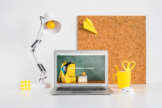 Computer portatile con schermo mockup in uno spazio di lavoro pulito e ordinato. tema educativo Psd Gratuite