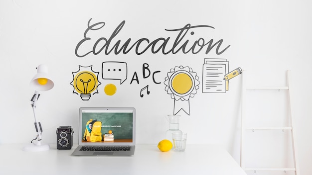 Computer portatile con schermo mockup in uno spazio di lavoro pulito e ordinato. tema educativo Psd Gratuite