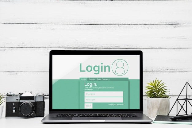 Computer portatile del modello di vista frontale con fondo di legno Psd Gratuite