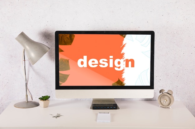 Computermodel op bureau met elementen Gratis Psd