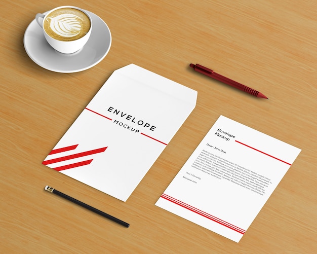 Download Concepto stationery con mockup de sobre y café | Archivo PSD Gratis