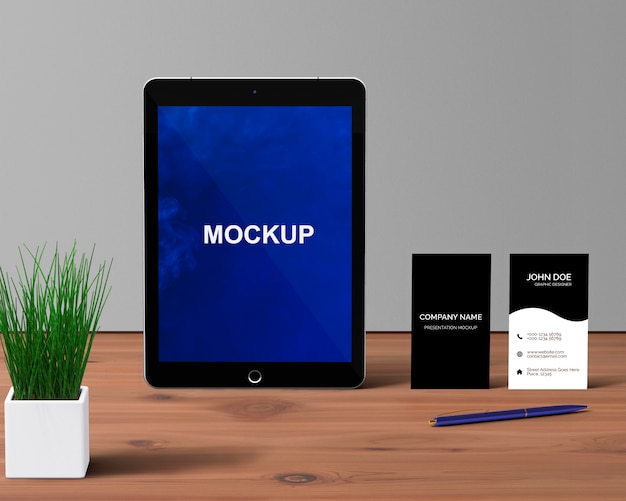 Download Concepto stationery con mockup de tablet | Archivo PSD Gratis