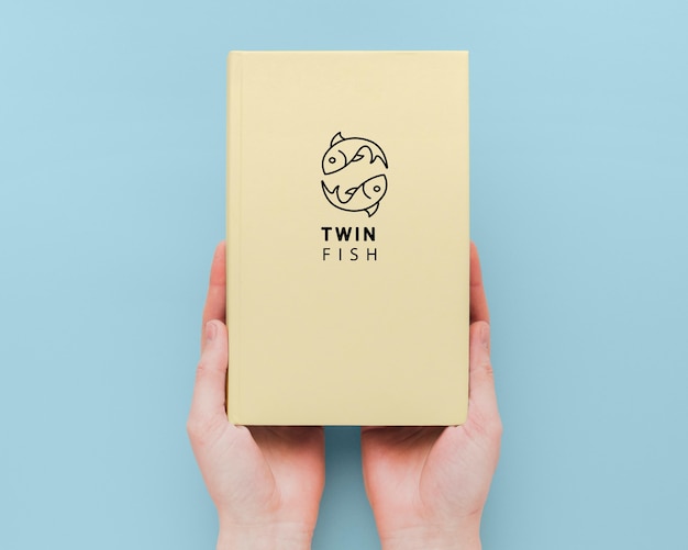 Download Copertina di libro minimalista mock-up | PSD Gratis