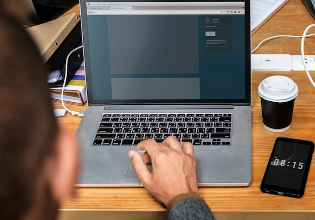 Disegno del modello di sito web sullo schermo di un laptop Psd Gratuite