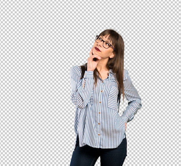 Donna con gli occhiali pensando un'idea mentre alzando lo sguardo Psd Premium