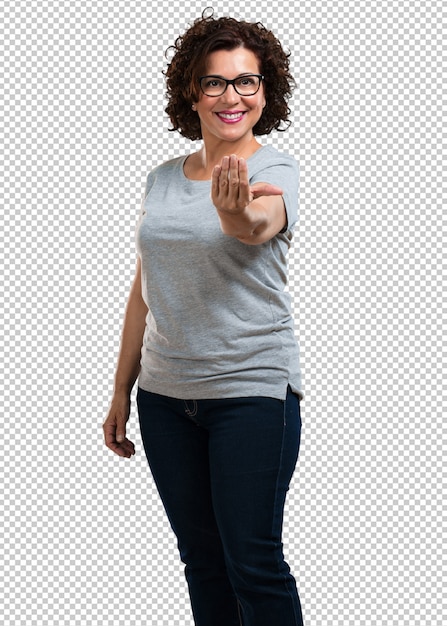 Donna di mezza età invitando a venire, fiducioso e sorridente facendo un gesto con la mano, essere positivo e amichevole Psd Premium