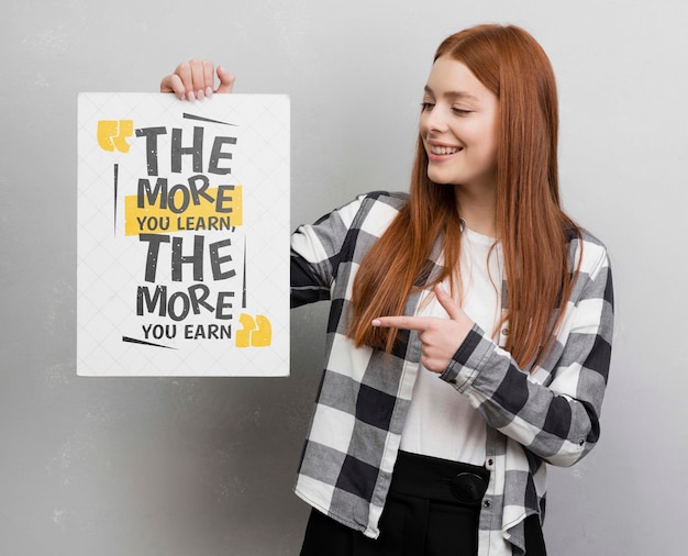 Donna moderna che punta al mock-up Psd Gratuite