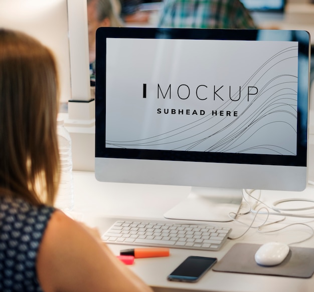 Editor che lavora su un mockup di schermo del computer Psd Premium