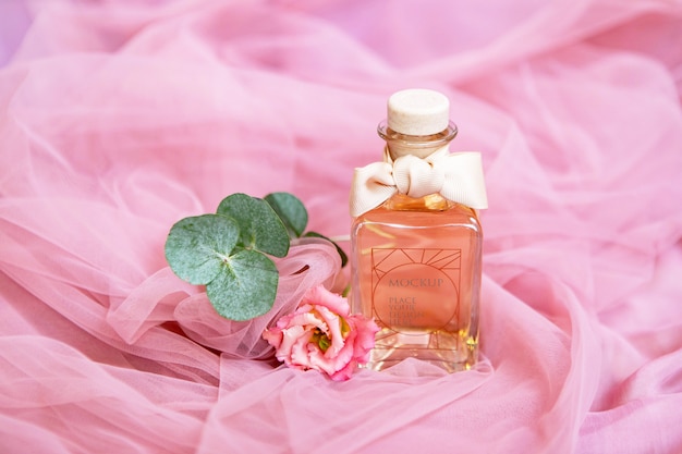 Seminarie vermogen snel Fles parfum met bloemen op roze textiel oppervlak | Premium PSD Bestanden
