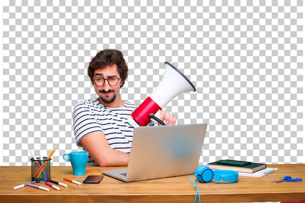 Giovane grafico pazzo su una scrivania con un computer portatile e con un megafono Psd Premium