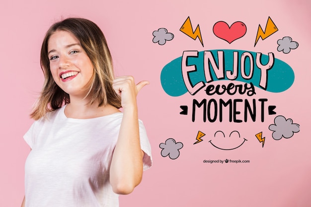 Glimlachende jonge vrouw die een positief citaat richt Gratis Psd