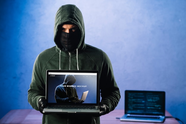 Download Hacker met laptop mockup | Gratis PSD Bestanden