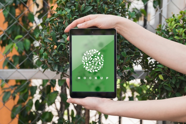 Handen met tablet mockup met tuinieren concept Gratis Psd