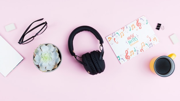 Het bureauconcept van de musicuskunstenaar met hoofdtelefoons Gratis Psd