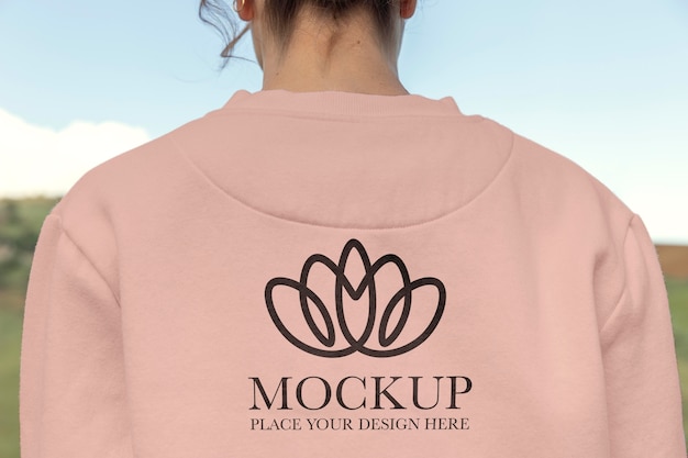 Download Jonge vrouw met een mock-up hoodie met lange mouw | Gratis PSD Bestanden