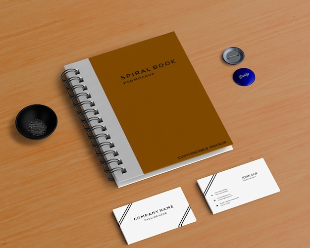 Kantoorbehoeftenconcept met spiraalvormig boekenmodel Gratis Psd