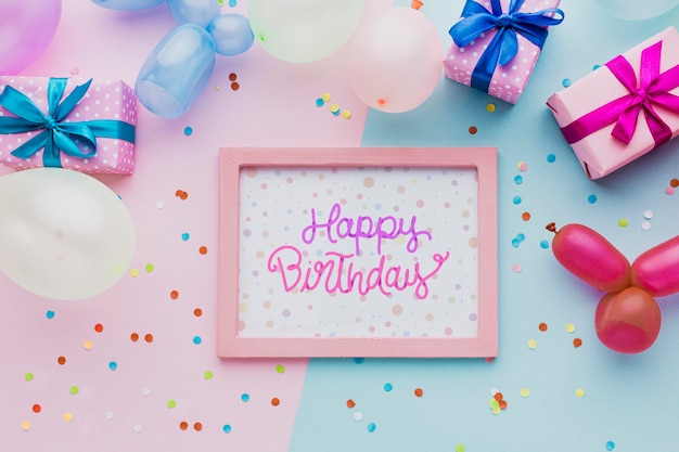 Kleurrijke ballonnen met confetti en frame Gratis Psd