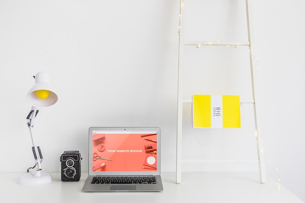 Laptop met mockup-scherm in schone en opgeruimde werkruimte. onderwijs thema Gratis Psd