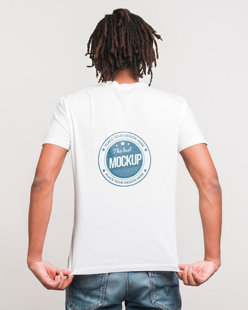 Download Man met t-shirt mockup | Gratis PSD Bestanden