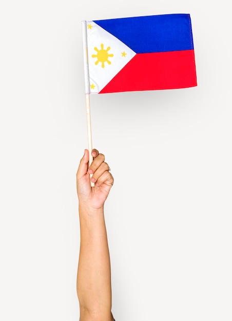 Mano sosteniendo bandera filipina aislada | Archivo PSD Premium